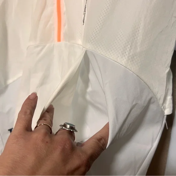 NEW Under Armour Women's UA Woven Graphic Rain Activewear Jacket Hood Running - Picture 4 of 9